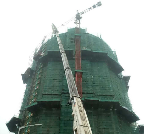冷水滩吊车在工地上作业